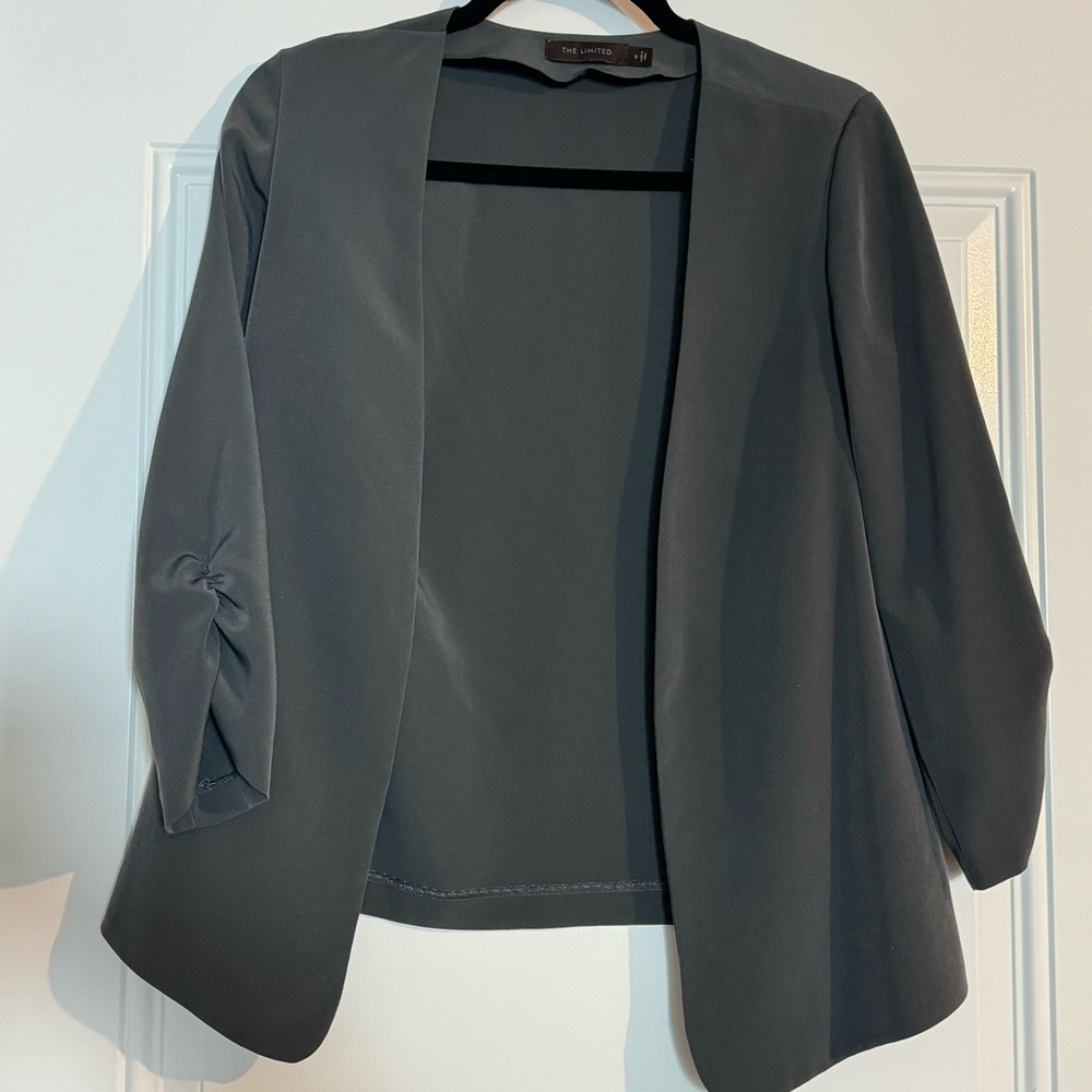 Lightweight Non-Buttoned Blazer with Cinched Arms